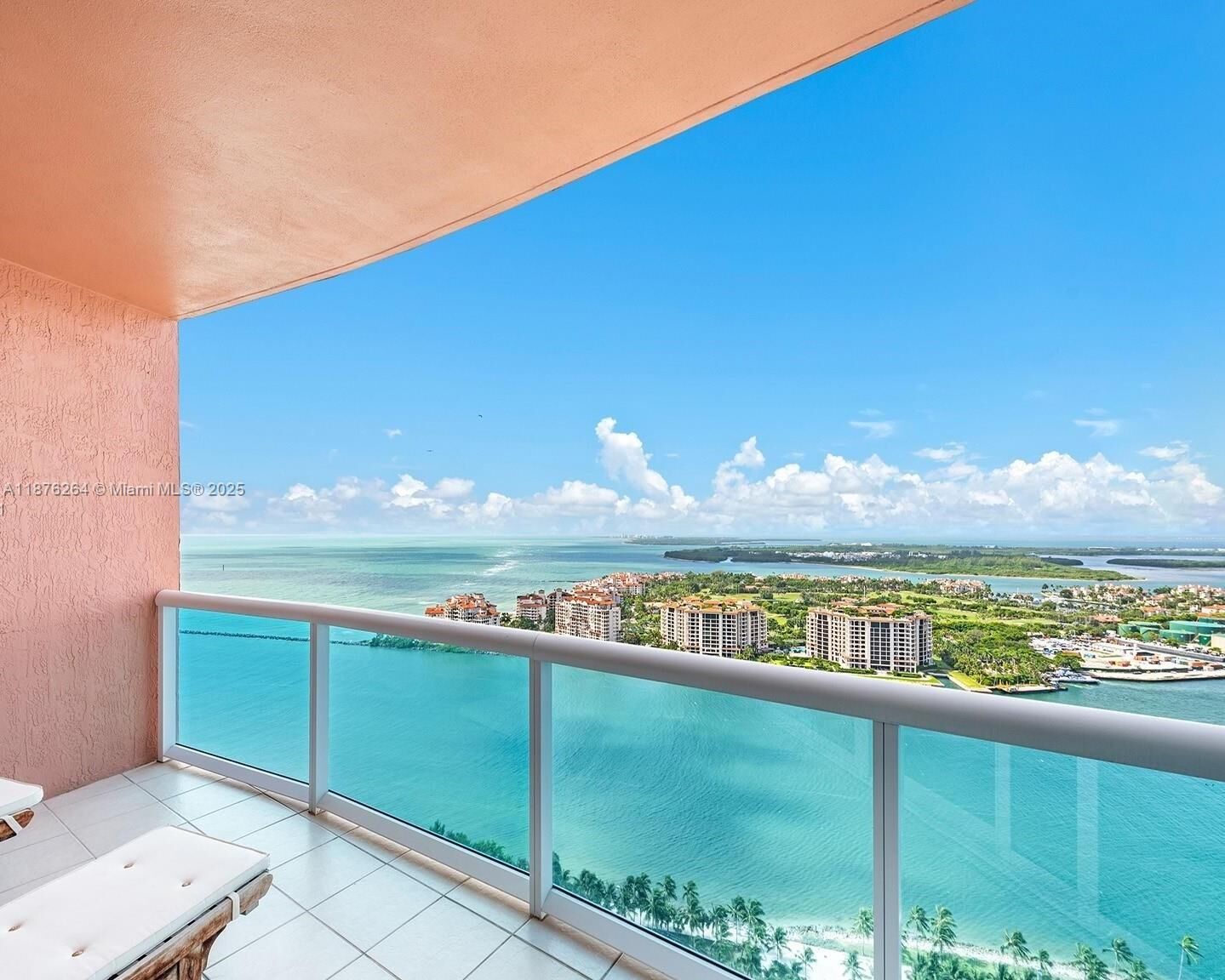 Property Photo:  300 S Pointe Dr 3504  FL 33139 