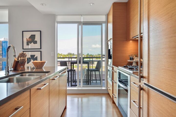 Property Photo: 15152 Russell Avenue 404 BC V4B 0A3