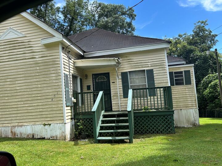 Property Photo:  404 Allen St  GA 31719 