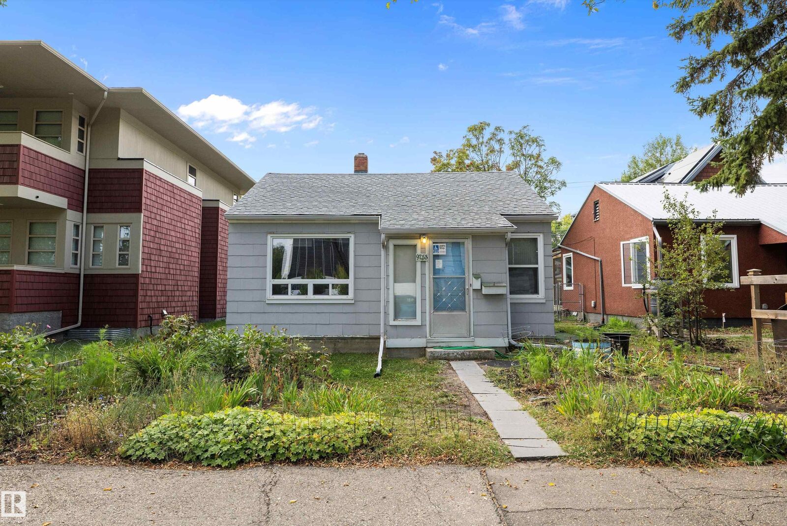 Property Photo:  9753 79 Avenue NW  AB T6E 1P9 