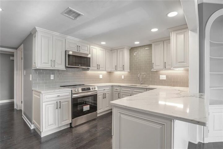 Property Photo:  
