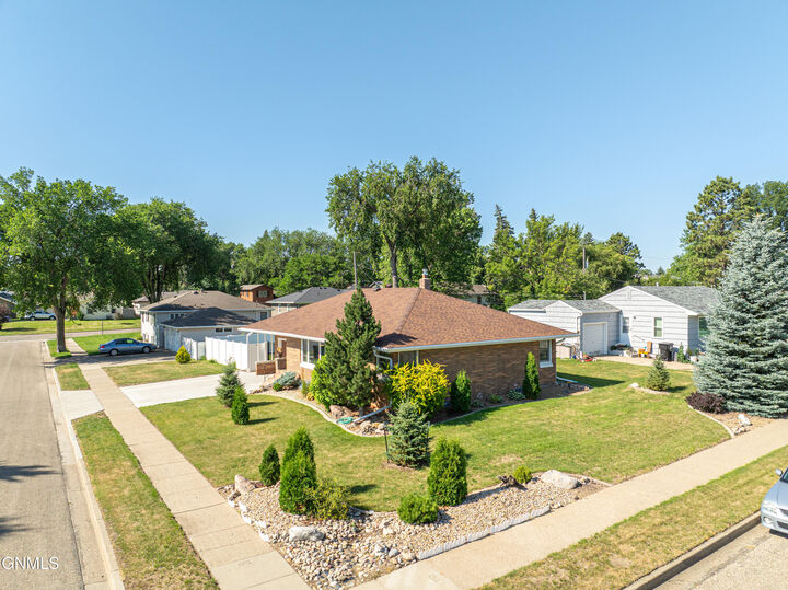 Property Photo:  1110 N 1st Street  ND 58501 