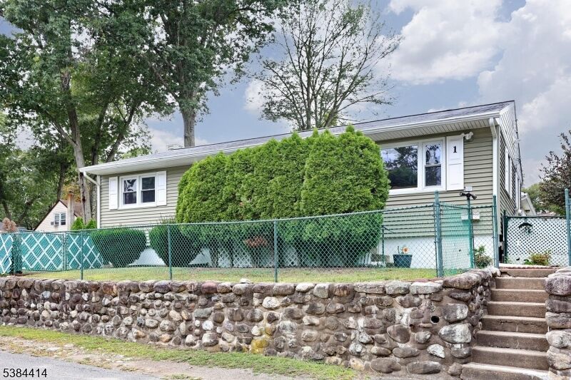 Property Photo:  1 Sylvan Ln  NJ 07456 