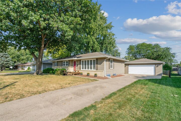 Property Photo:  310 SE 10th Street  IA 50021 