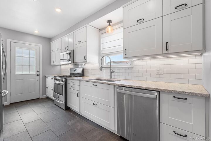 Property Photo:  271 Hayward Street  NY 10704 