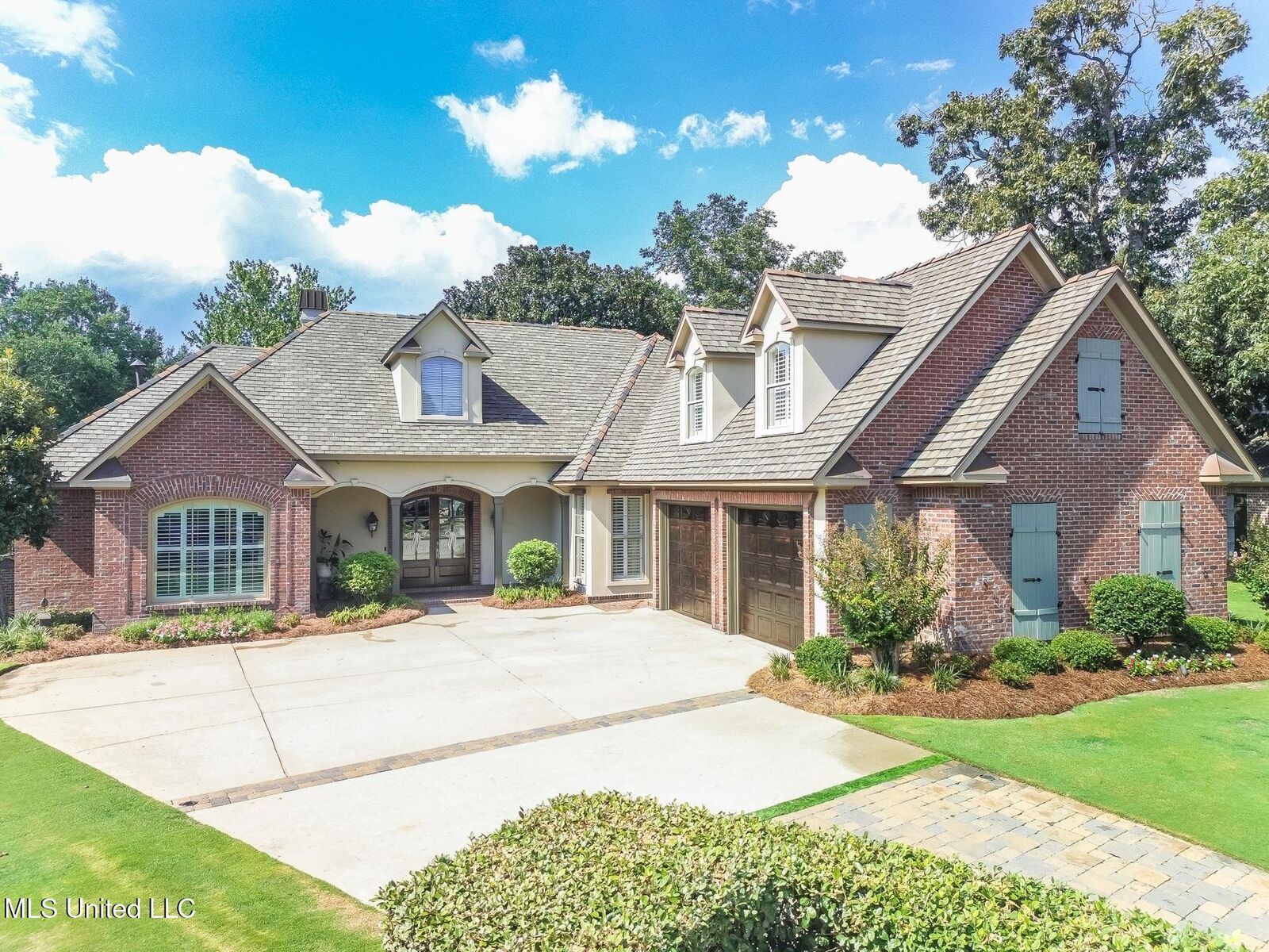 Property Photo: 2018 Lantana Cove MS 39532