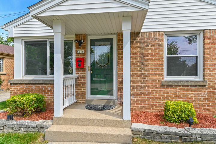 Property Photo:  5618 N Dexter Ave  WI 53209 