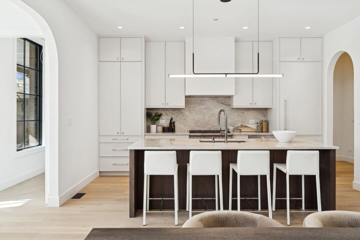 Property Photo:  2237 W Roscoe Street 2W  IL 60618 