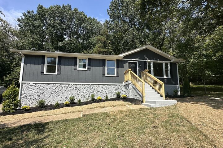 Property Photo: 207 Cartwright Ct TN 37072