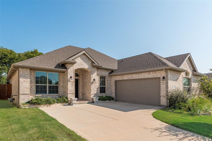 Property Photo: 3728 Walnut Ridge Drive TX 76065