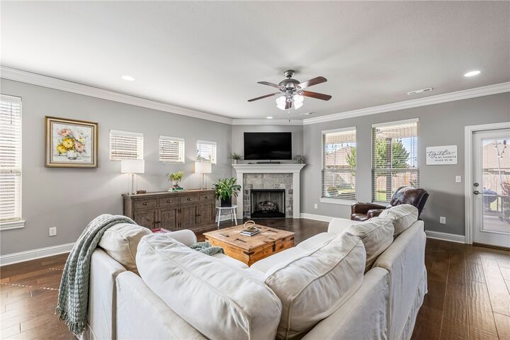 Property Photo: 1424 S Hampton AR 72718