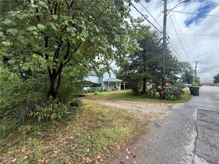 Property Photo:  1407 S 4th Street  AR 72756 