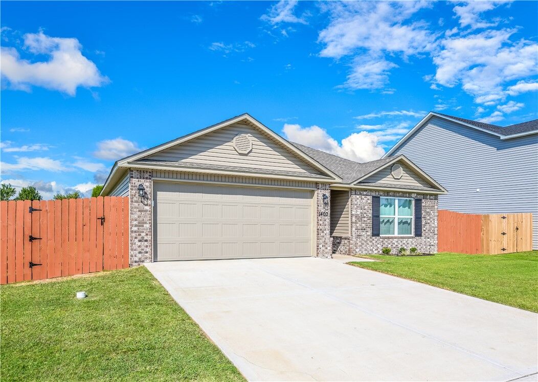 Property Photo: 1402 S Corsac Street AR 72761