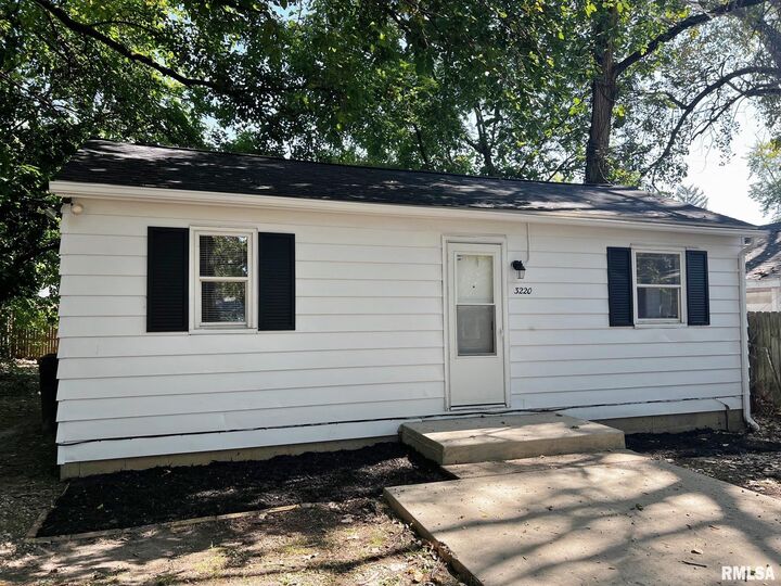 Property Photo:  3220 N Gale Avenue  IL 61604 