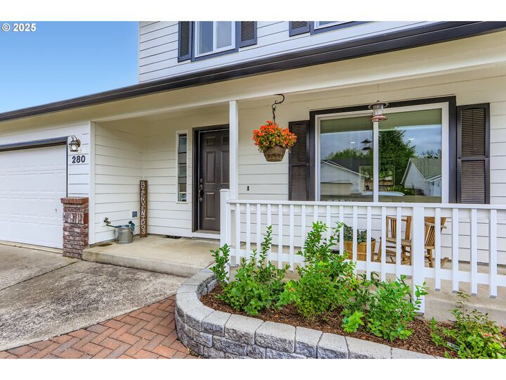 Property Photo: 280 NW Country Ct OR 97128
