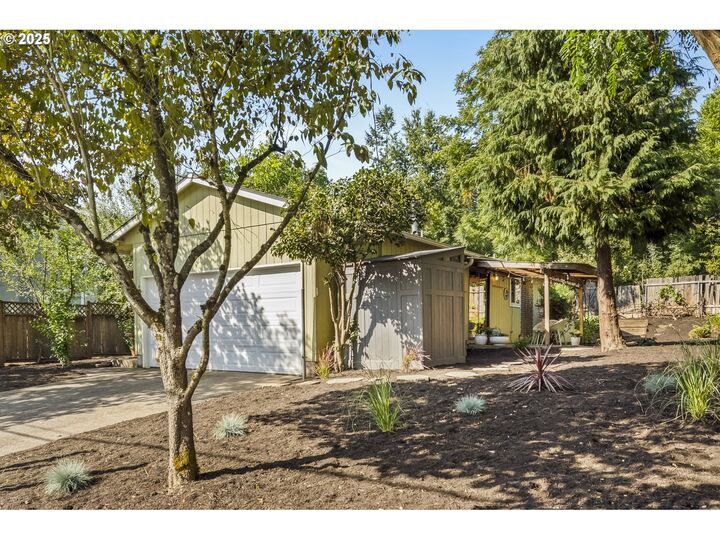 Property Photo: 4515 SE Malden Dr OR 97206