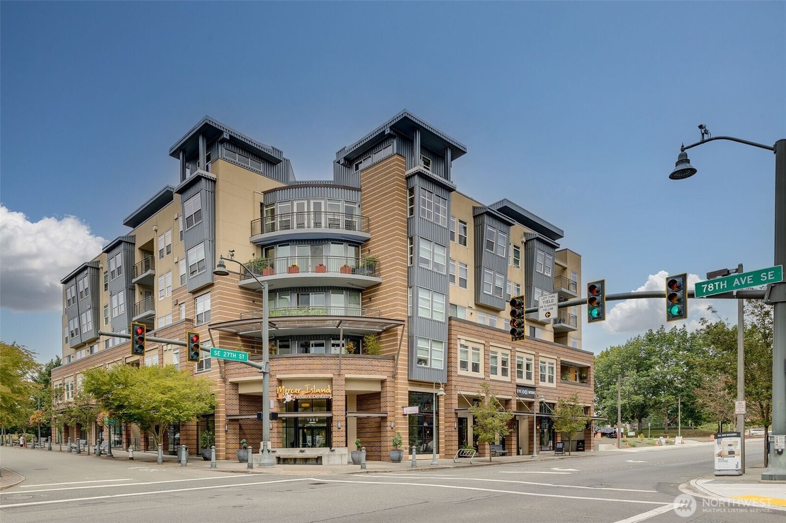 Property Photo:  7800 SE 27th Street 503  WA 98040 