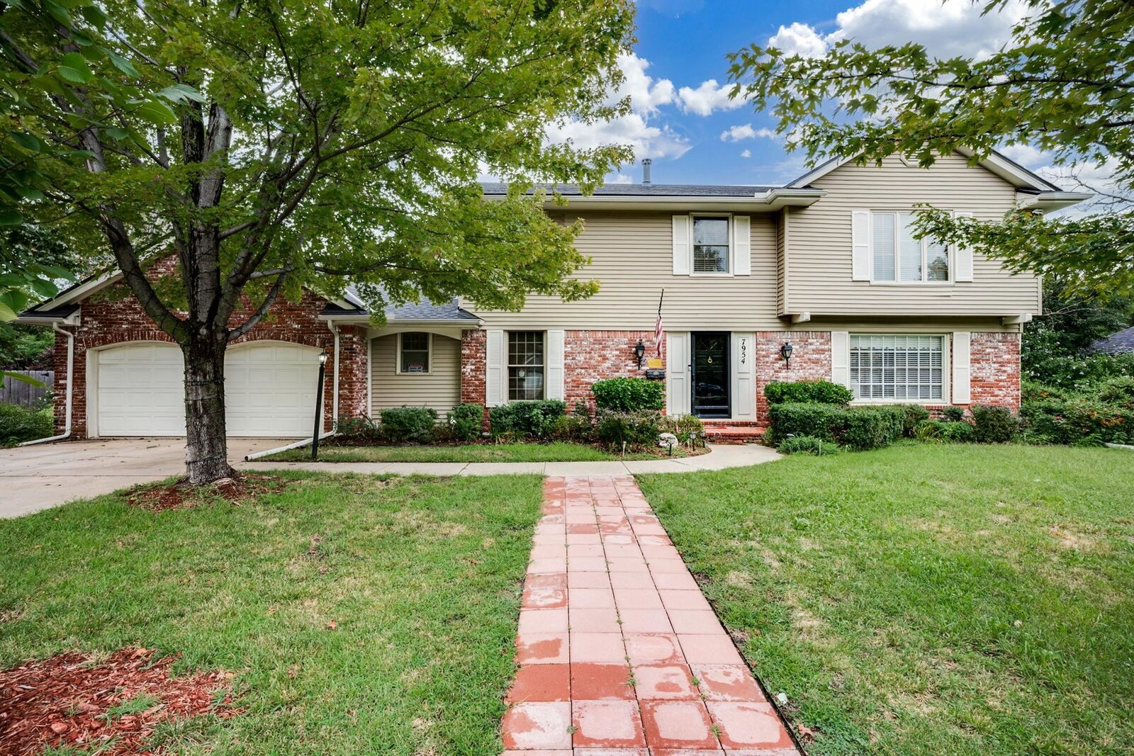 Property Photo: 7954 E Dublin Ct KS 67206