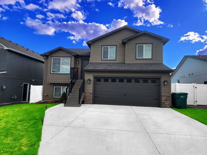 Property Photo:  1217 S Greenacres Rd  WA 99016 