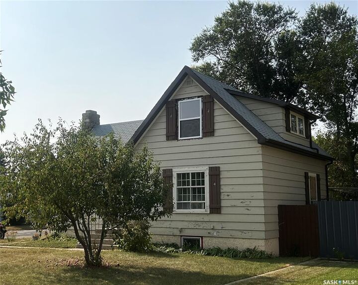 Photo de la propriété:  1402 2nd Street  SK S4A 0M6 