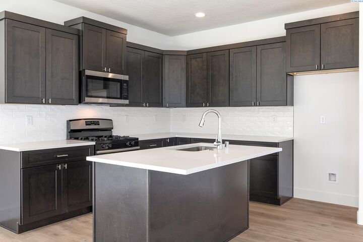 1052 S Underwood Pl  Kennewick WA 99337 photo