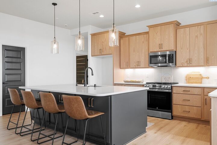 Property Photo: 8601 Dusty Maiden Dr WA 99301