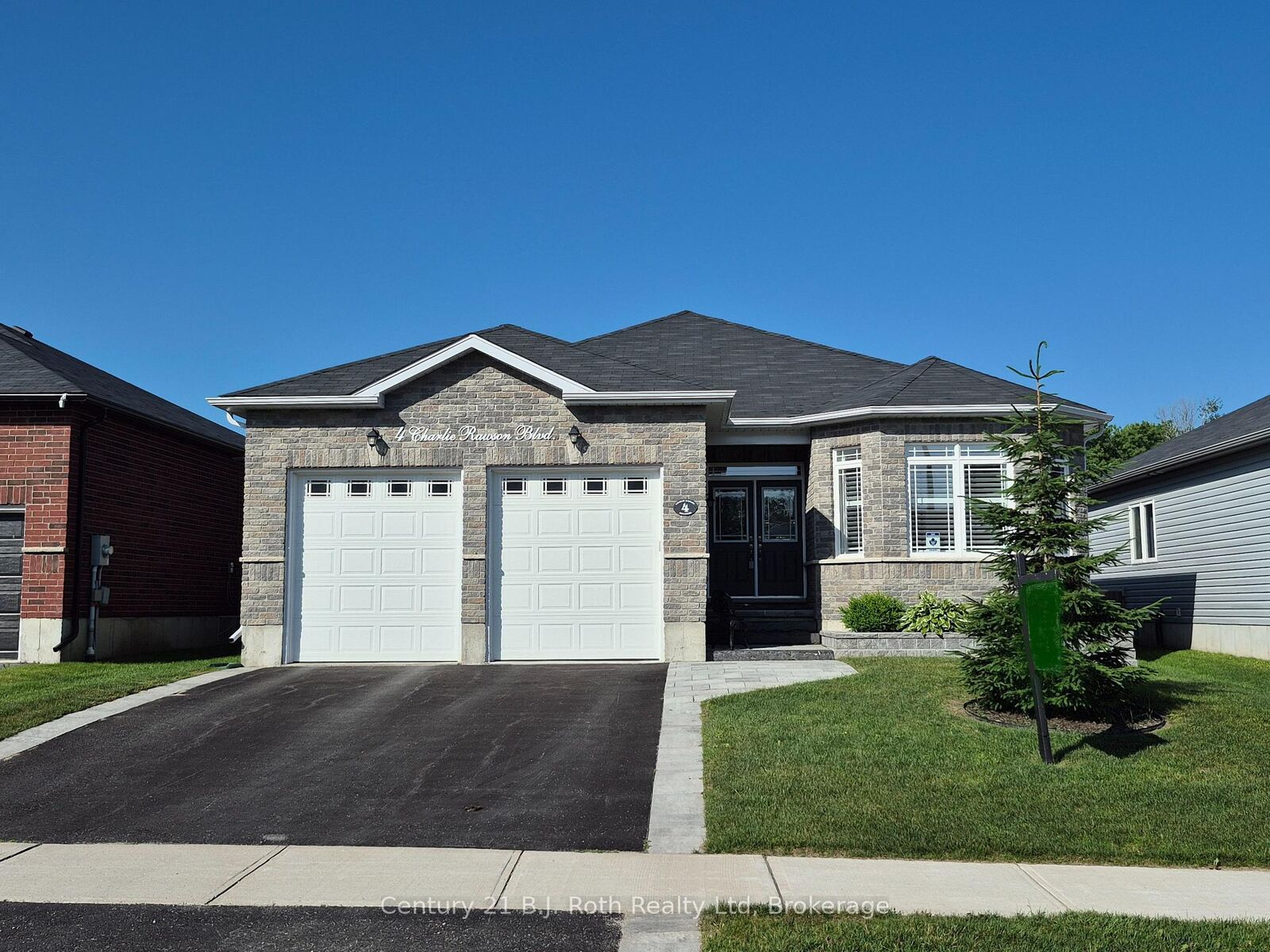 Property Photo: 4 Charlie Rawson Boulevard ON L0K 2A0