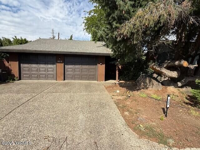 Property Photo:  322 N 30th Ave  WA 98902 