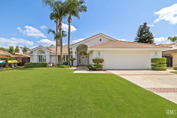 Property Photo: 2508 Oak Crest Court CA 93311