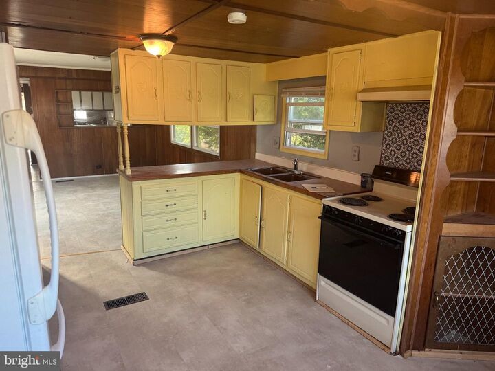 Property Photo:  1014 Willow Street Pike 8  PA 17602