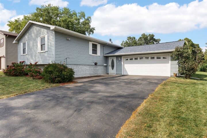Property Photo:  1814 Shawnee Ct NW  IA 52405 