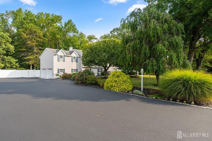 Property Photo:  