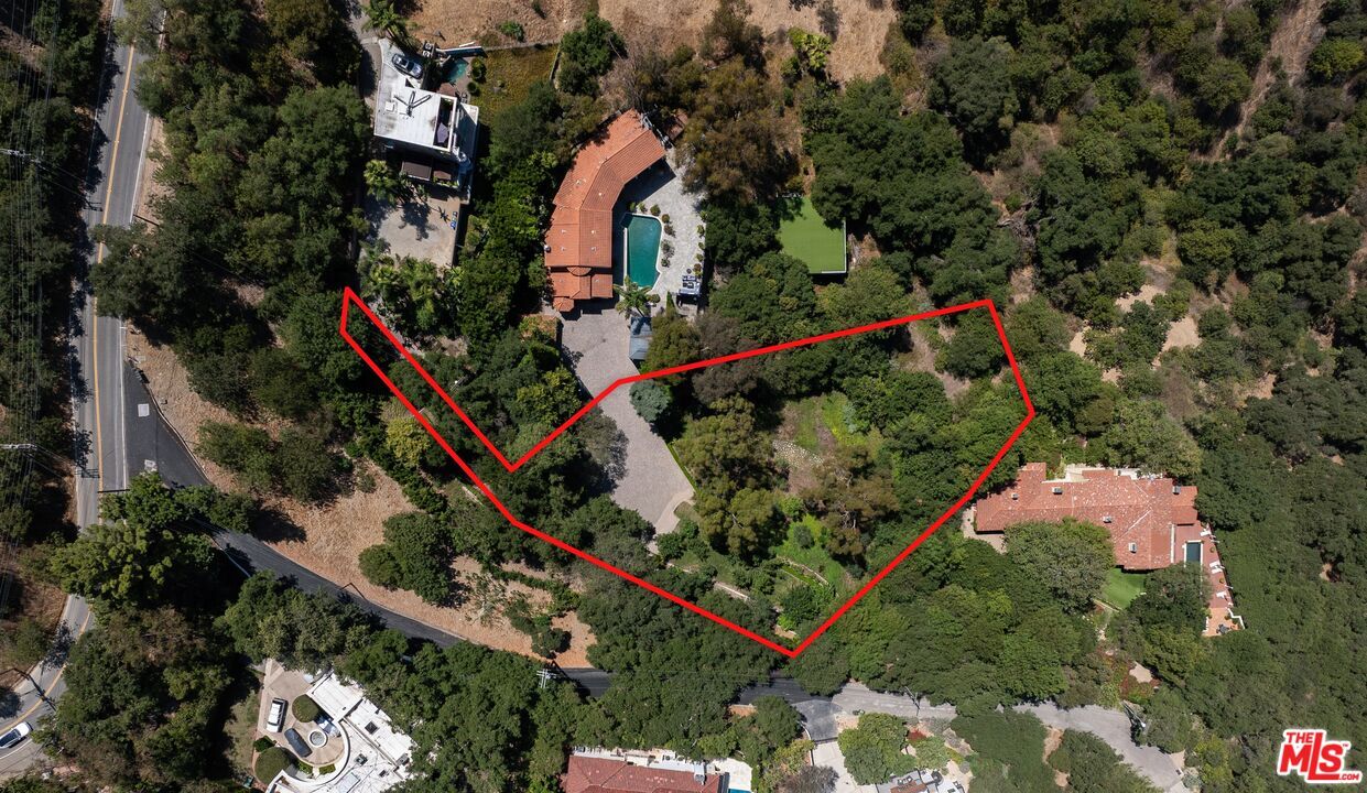 Property Photo:  13345 Mulholland Dr  CA 90210 