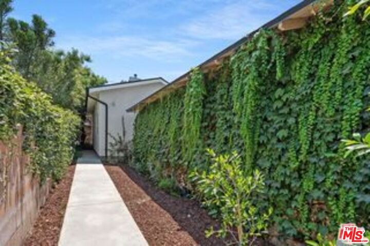 Property Photo:  6918 Bellingham Ave  CA 91605 