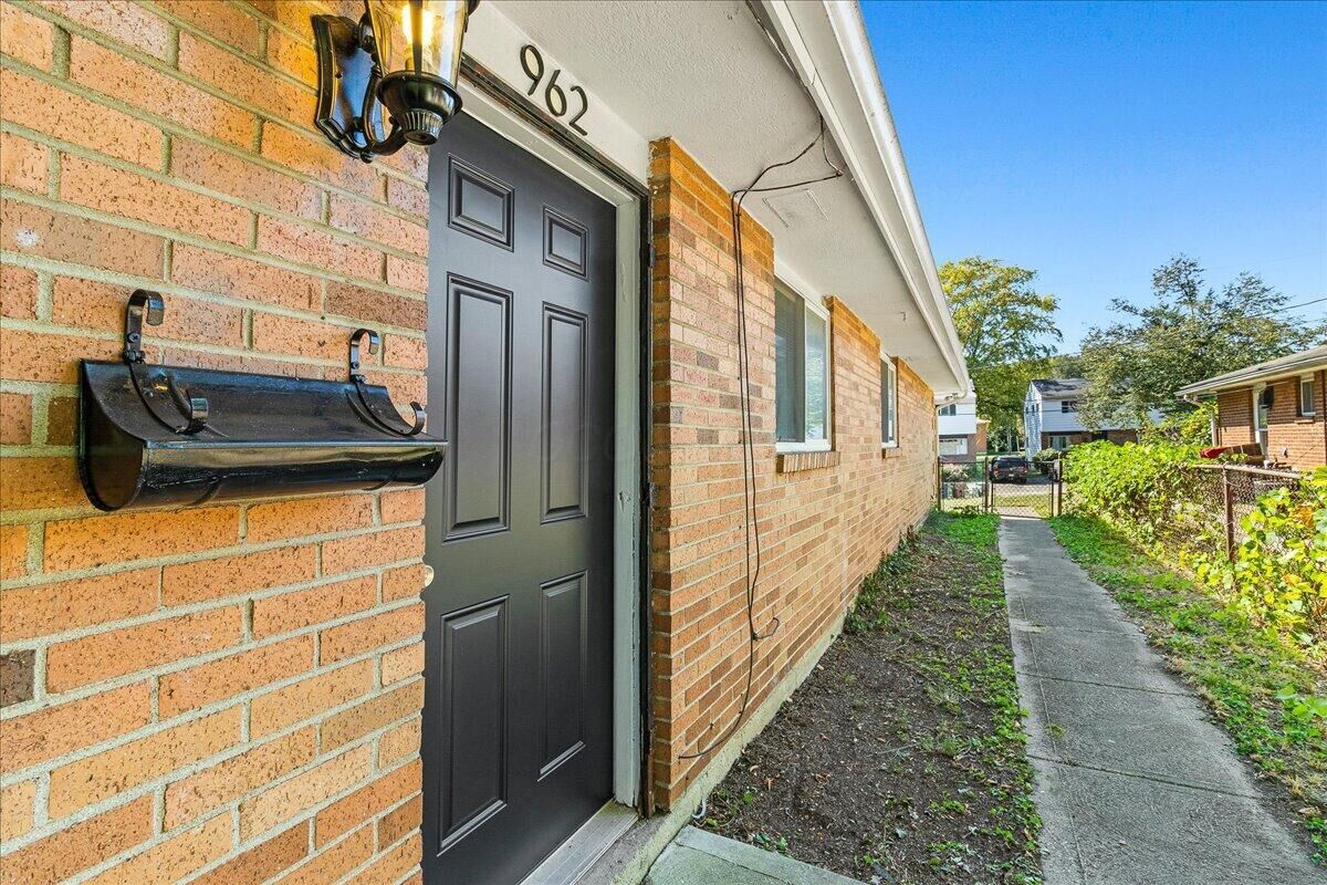 Property Photo: 962 Ferndale Place OH 43209
