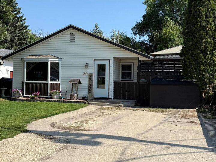 Property Photo:  30 16th Street Northwest  MB R1N 2W6 