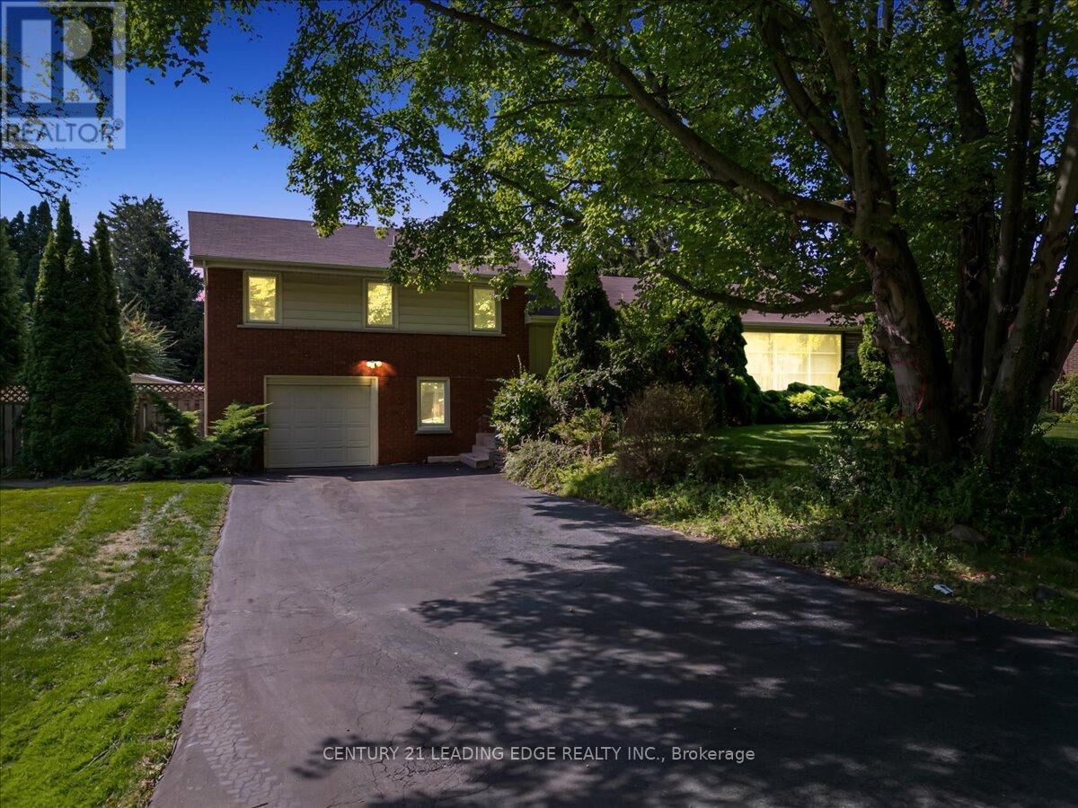 Property Photo:  808 Falcon Boulevard  ON L7T 3B3 