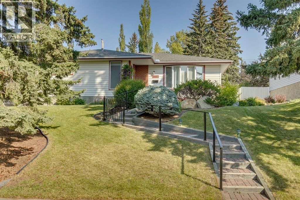 Property Photo:  5751 Dalmead Crescent Northwest  AB T3A 1E8 