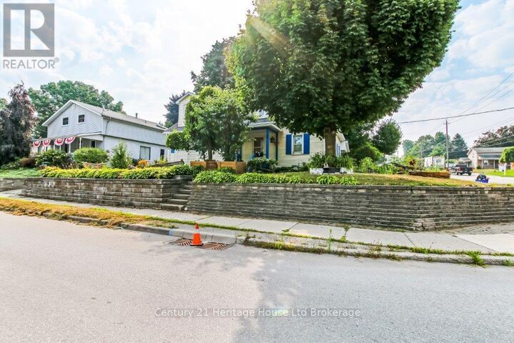 Property Photo:  186 Charles Street East  ON N5C 1K4 