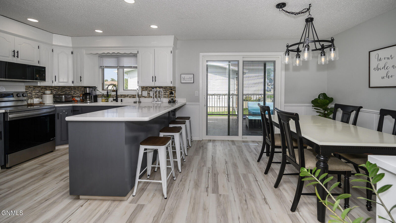 Property Photo:  824 Capitol Avenue  ND 58501 