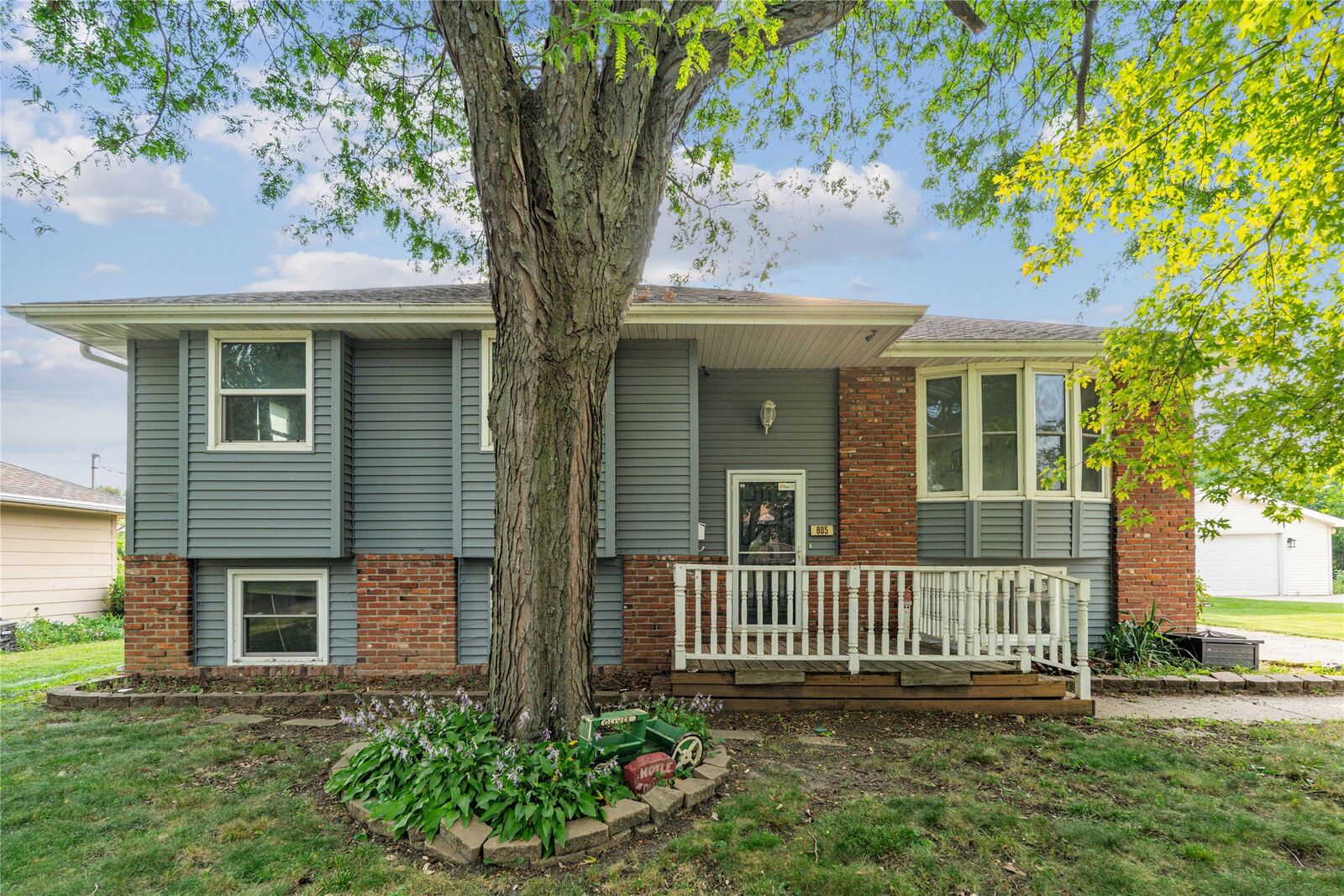 Property Photo:  805 NW Logan Street  IA 50023 