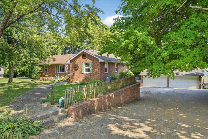 Property Photo: 1402 Hawthorne Drive IN 47591