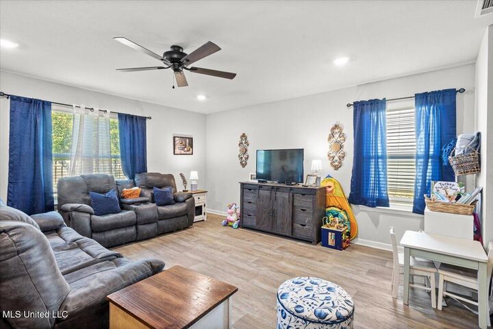 Property Photo:  2125 Magazine Street  MS 39564 