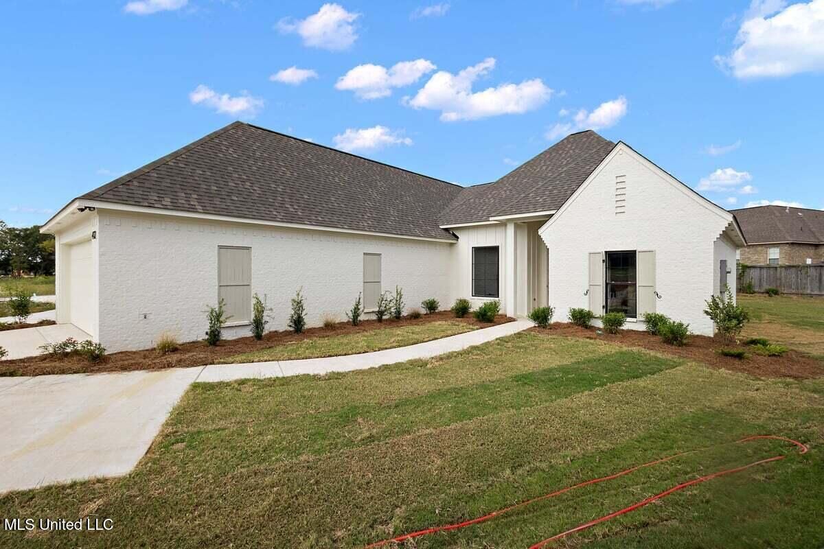 Property Photo:  412 Aurora Circle  MS 39046 