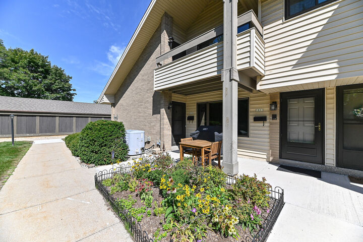 1611 S Carriage Ln  New Berlin WI 53151 photo