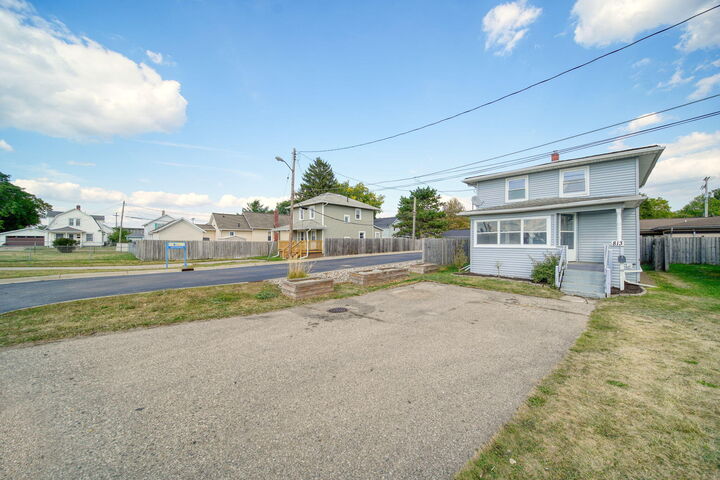 Property Photo:  813 Cooper Street  MI 49203 