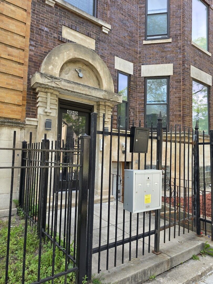 Property Photo:  4040 S Calumet Avenue 3  IL 60653 
