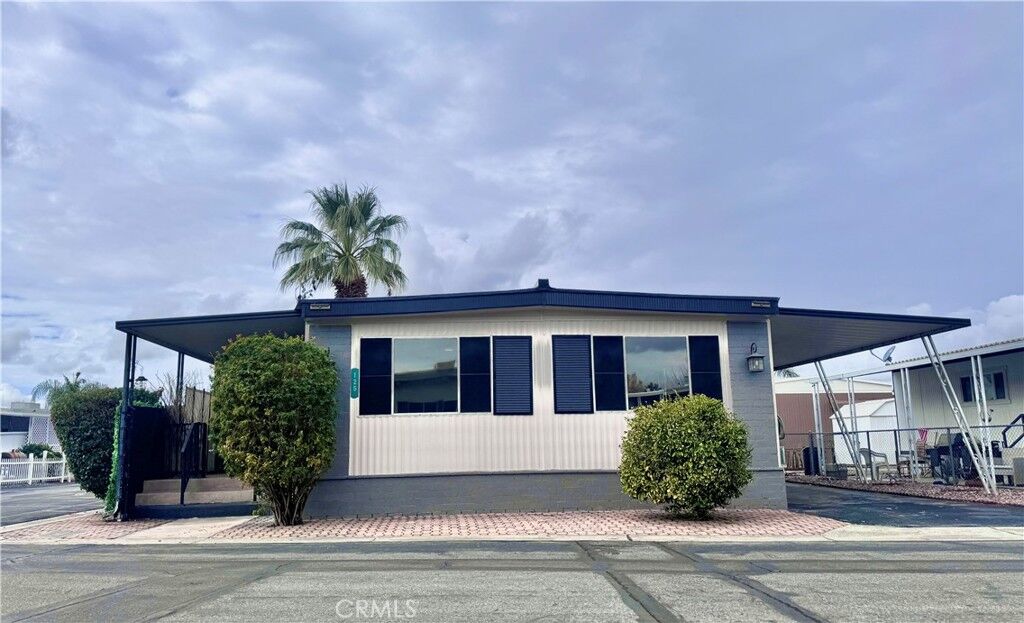 Property Photo:  260 N Lyon Ave 125  CA 92543 