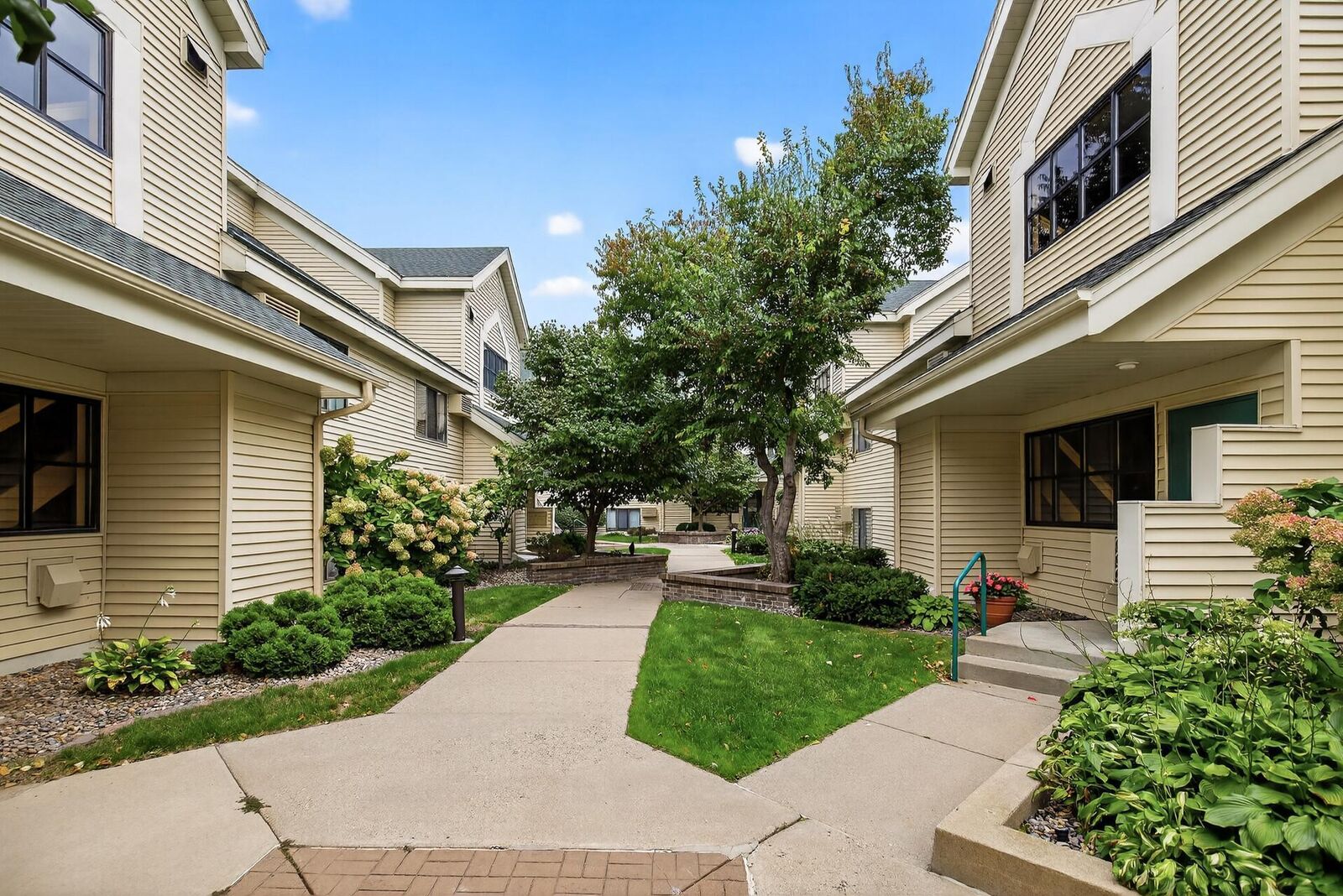 Property Photo: 7622 York Avenue S 1209 MN 55435