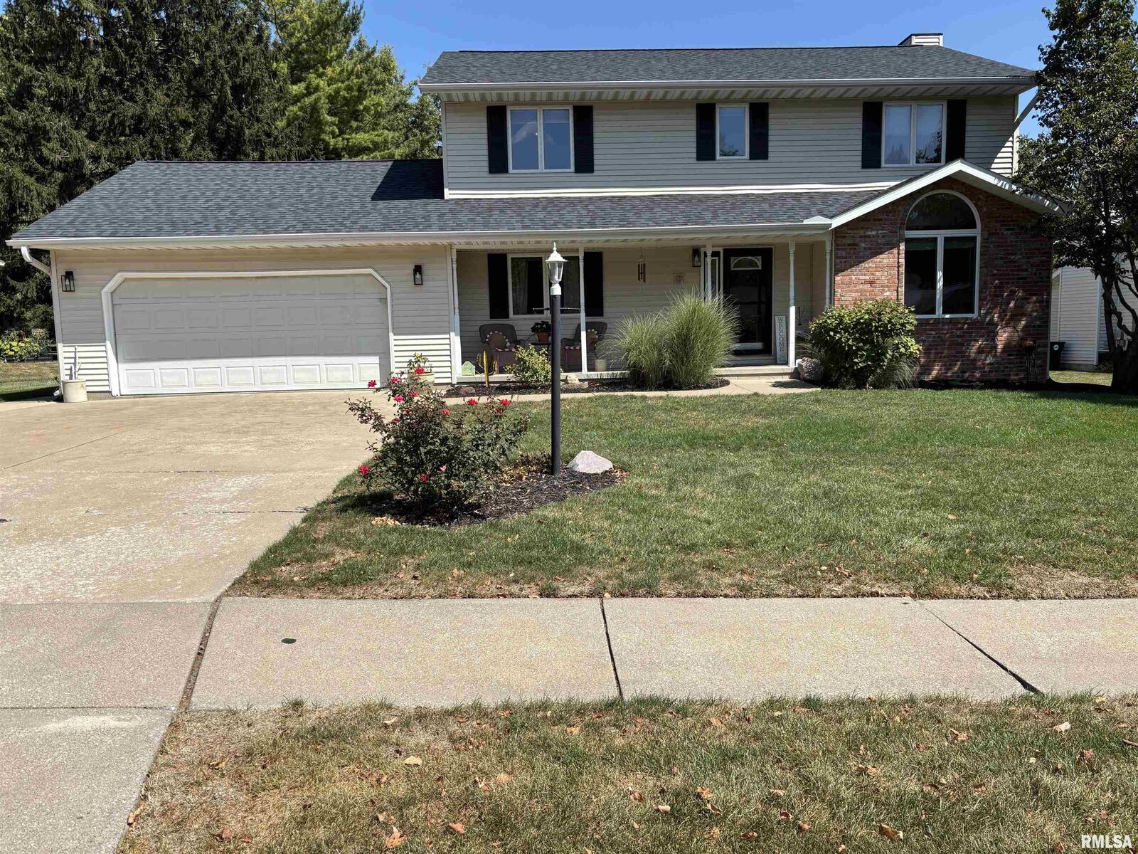 Property Photo: 801 Firethorn Drive IL 61571